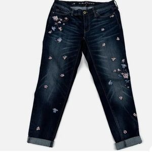 White house black market Embroidered girlfriend jeans size 6